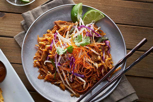 4 costumbres de comida tailandesa en mesa